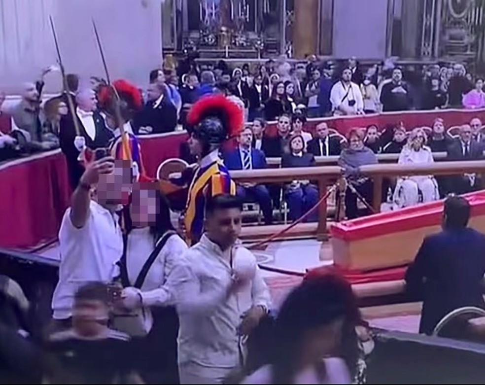Fiéis tiram selfies diante do caixão com o corpo de Francisco — Foto: Reprodução