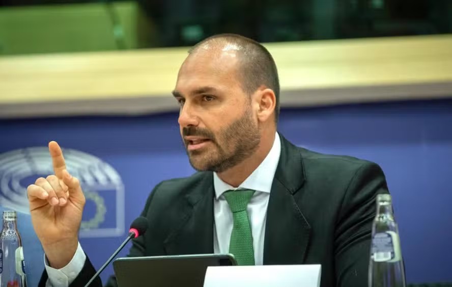 Eduardo Bolsonaro é demitido da PF após processo por abandono de cargo