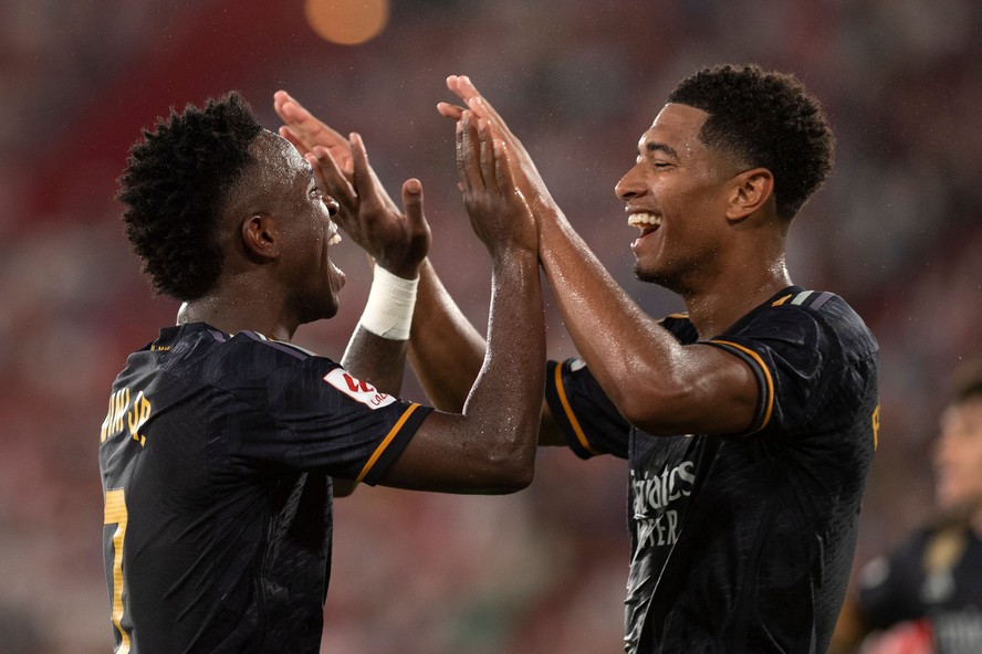 Vini Jr e Bellingham comemorando juntos, o gol marcado pelo brasileiro