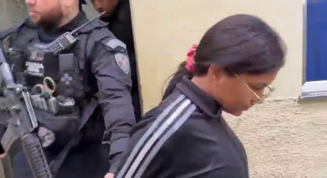 Madrinha da Cidade Alta é presa com fuzil cor-de-rosa no Rio de Janeiro