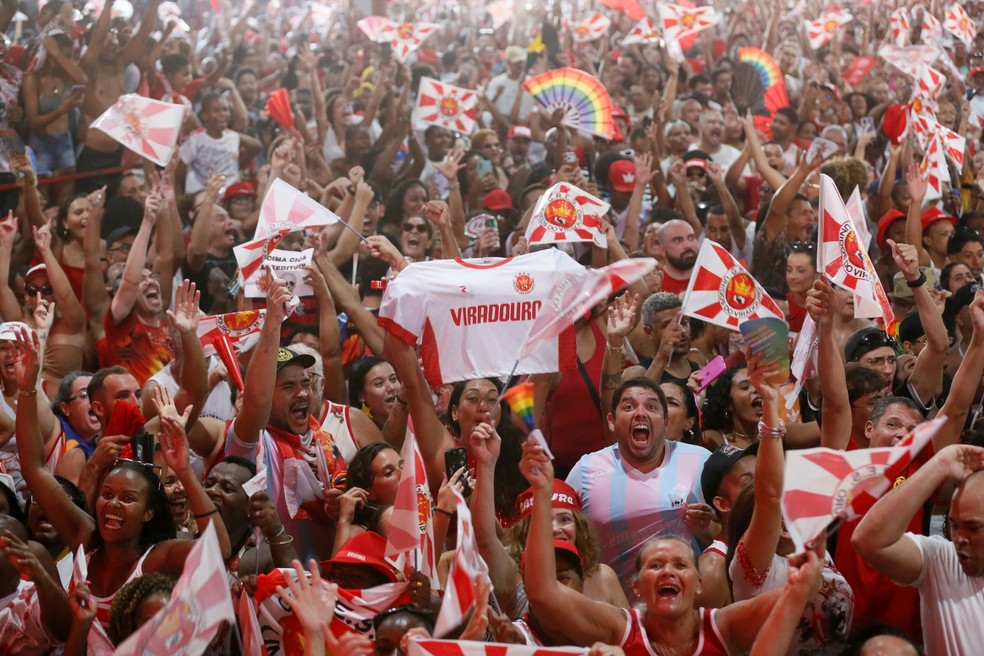 Festa em Niterói. Torcedores da Viradouro comemoram o título na quadra — Foto: Marcelo Theobald