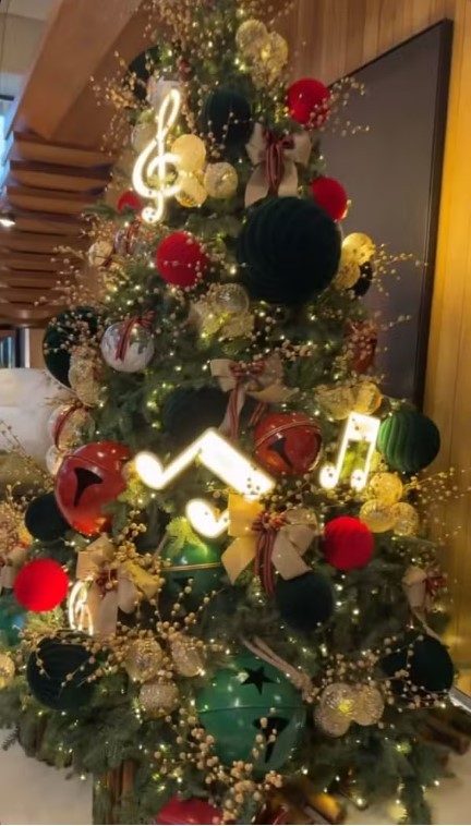 Árvore de Natal da Ana Castela — Foto: Reprodução / Instagram