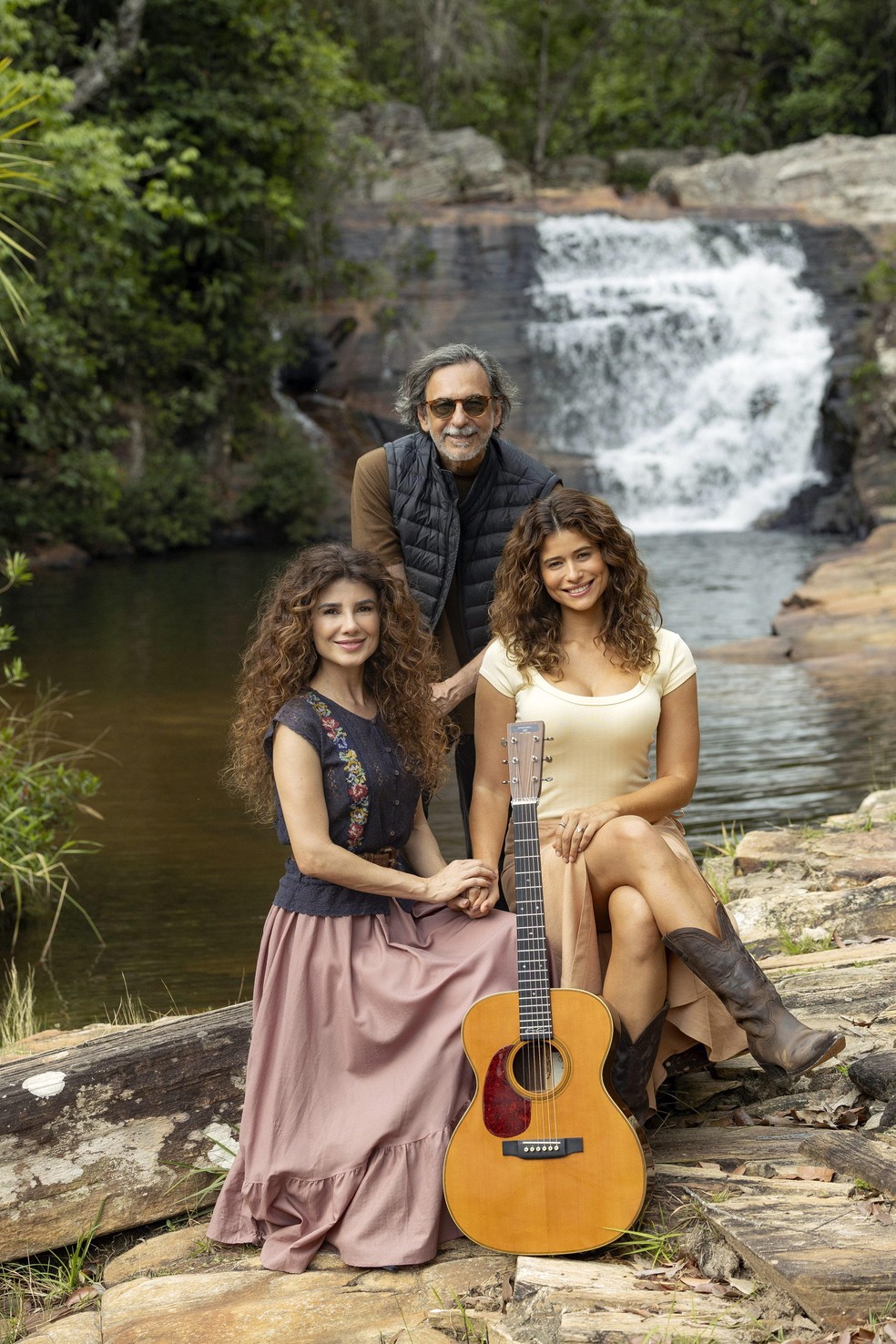 Ao lado de Carlos Araújo e Isadora Cruz, Paula Fernandes vive Cecília em 'Coração acelerado' — Foto: Manoella Mello/ Rede Globo/ Divulgação