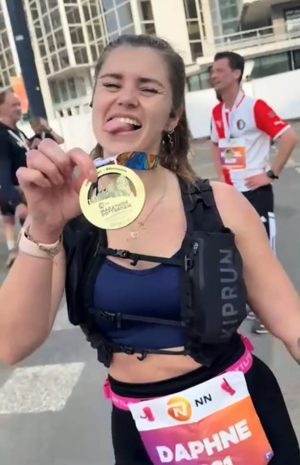 Daphne de Kreek após completar a maratona de Roterdã — Foto: Reprodução/TikTok