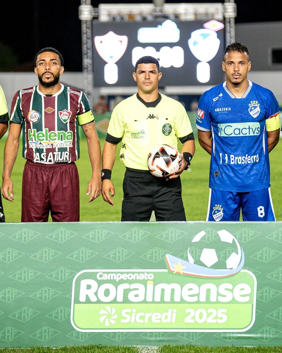Jogador do Atlético Roraima (esquerda) veste a camisa do clube com a propaganda da deputada Helena Lima — Foto: Hélio Garcias/BV Esportes
