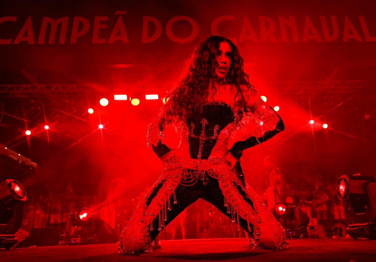 Antes de assumir posto na Grande Rio, Anitta teve aulas de samba com rainhas de bateria de outras escolas