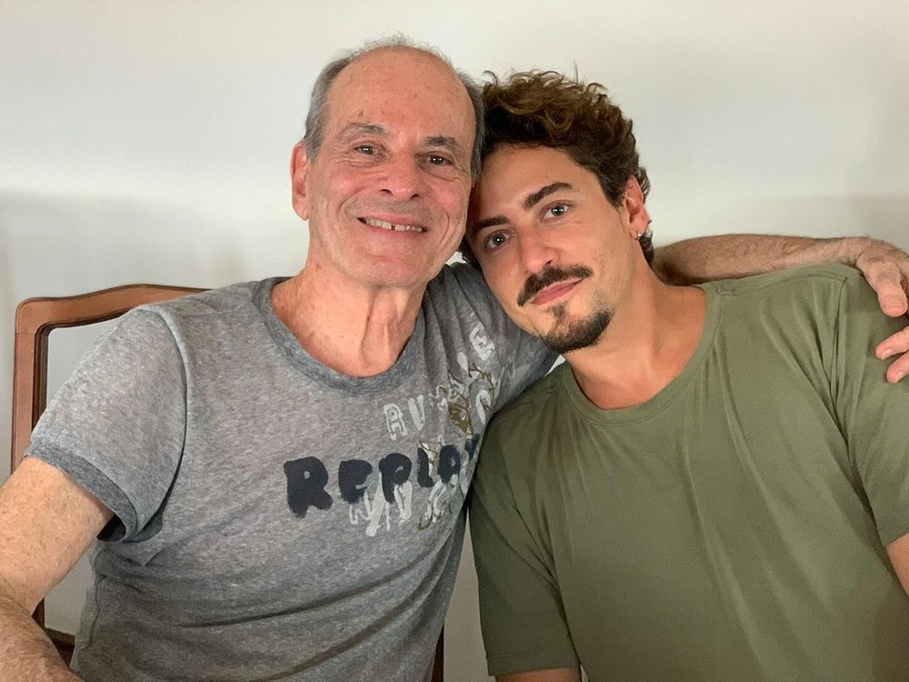 Mãe de Cazuza, Lucinha Araújo posa com Ney Matogrosso e ator que ...
