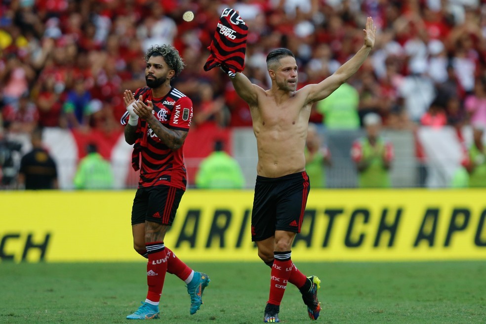 Diego na despedida do Flamengo em novembro passado ao lado de Gabigol — Foto: Gilvan de Souza/Flamengo
