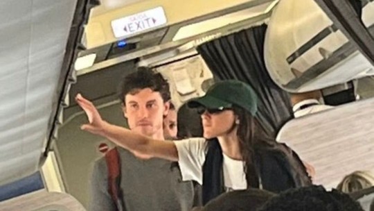 Bruna Marquezine e Shawn Mendes deixam o Rio juntos rumo a São Paulo após dias de especulações