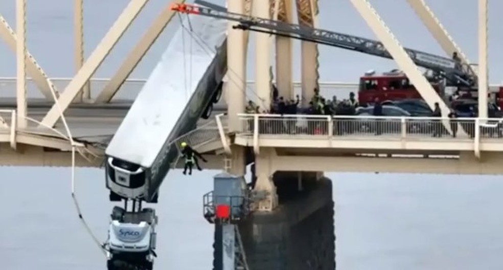 Motorista é socorrido após caminhão ficar pendurado em ponte nos EUA — Foto: Reprodução/Fox News