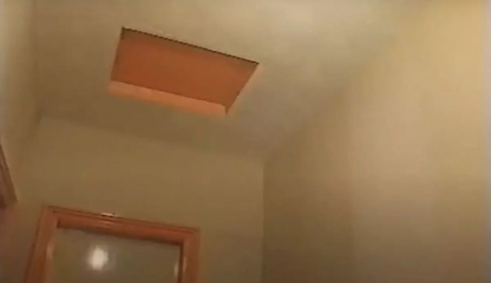 O armário de ventilação, exibido no documentário, ficava no patamar — Foto: Reprodução/YouTube