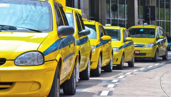 Taxistas poderão comprar carros elétricos e híbridos com desconto