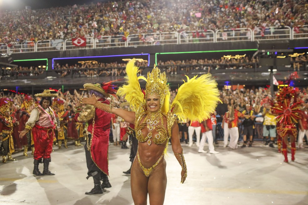 Viviane Araujo no desfile do Salgueiro de 2024 — Foto: HERMES DE PAULA/Agência O Globo