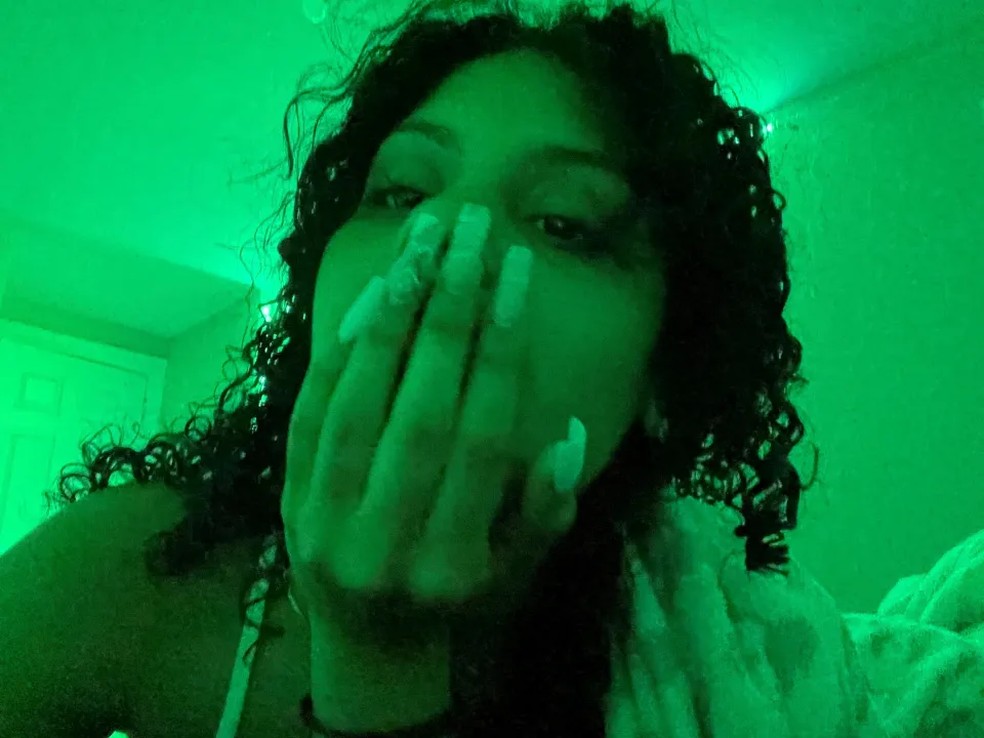 No relato, a jovem diz que come&ccedil;ou a fazer grava&ccedil;&otilde;es de si mesma para superar os gatilhos e reca&iacute;das &mdash; Foto: Reprodu&ccedil;&atilde;o