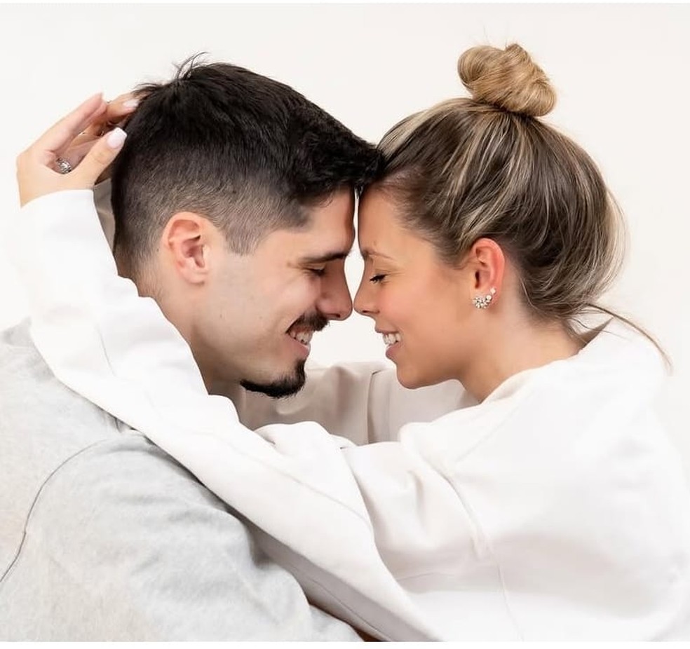 Pedro Neto namora Carolina Cunha e Silva &mdash; Foto: rep/ instagram