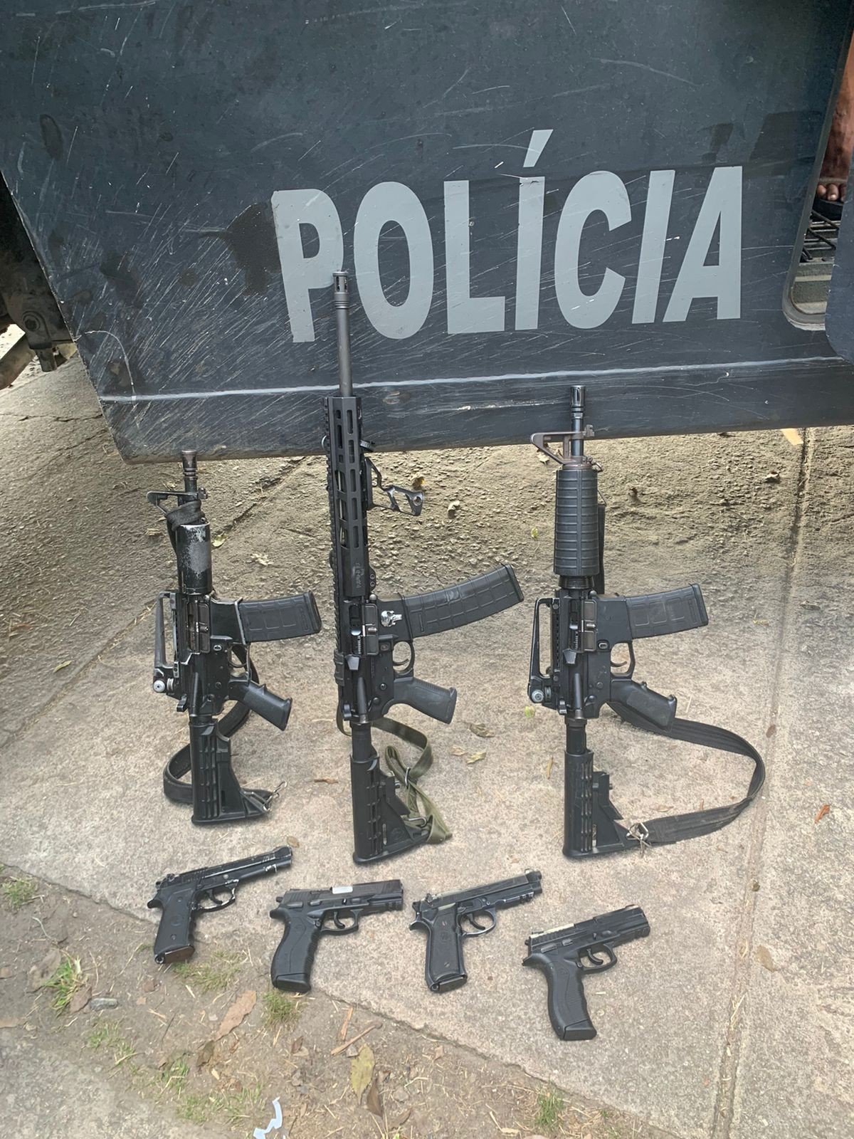 Três fuzis e quatro pistolas também foram apreendidos durante a operação — Foto: Divulgação / Polícia Militar