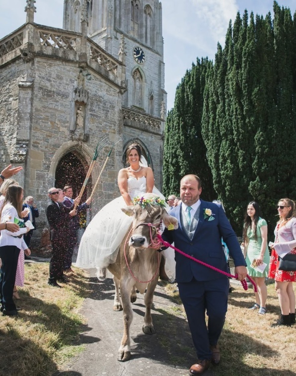 Noiva Victoria Lee realizou o desejo de chegar e sair da cerimônia de casamento com a 'melhor amiga': uma vaca — Foto: Reprodução/Instagram