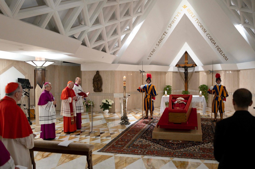 Vaticano divulga as primeiras imagens do corpo de Papa Francisco no caixão — Foto: AFP