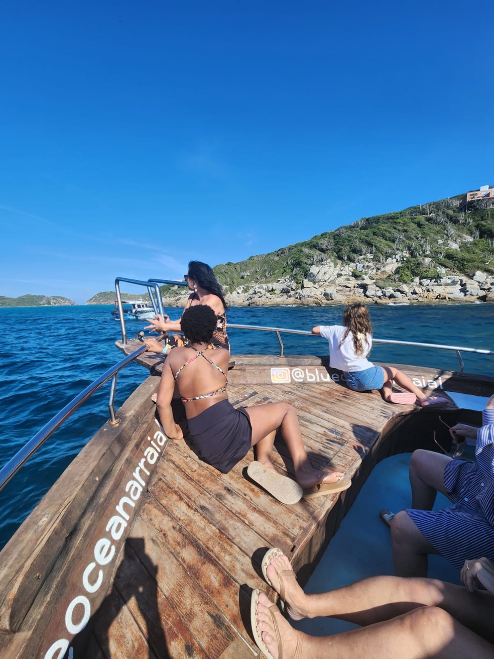 Grupo pronto para avistar o animal nos mares de Búzios — Foto: Divulgação