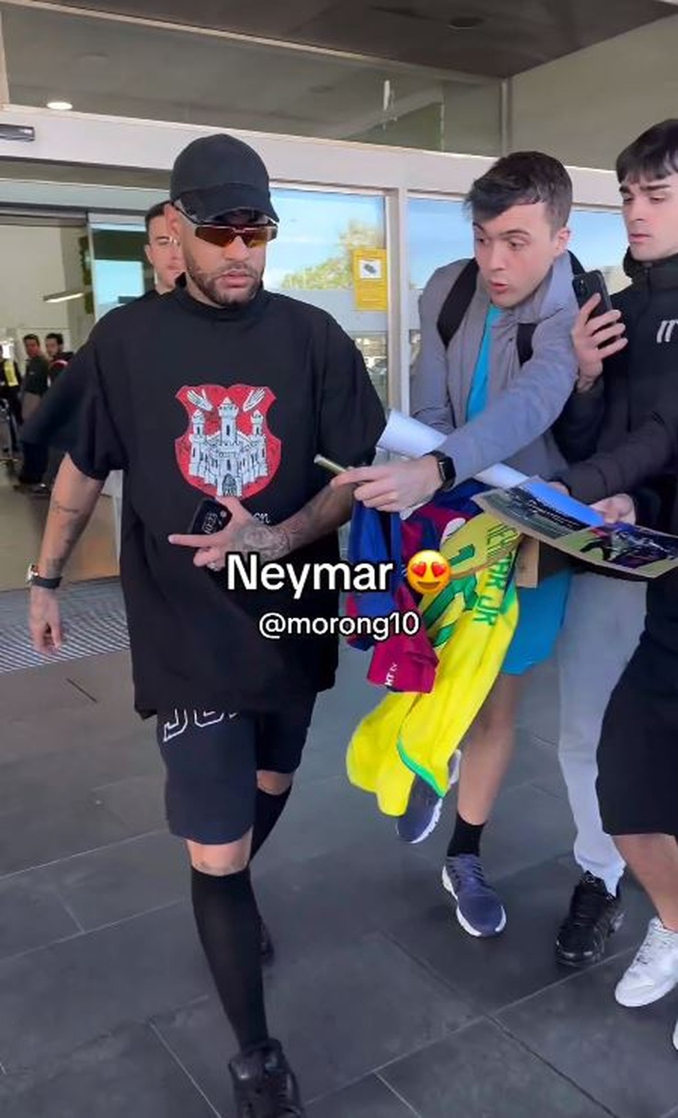 Neymar na chegada ao aeroporto de Barcelona — Foto: reprodução/ instagram