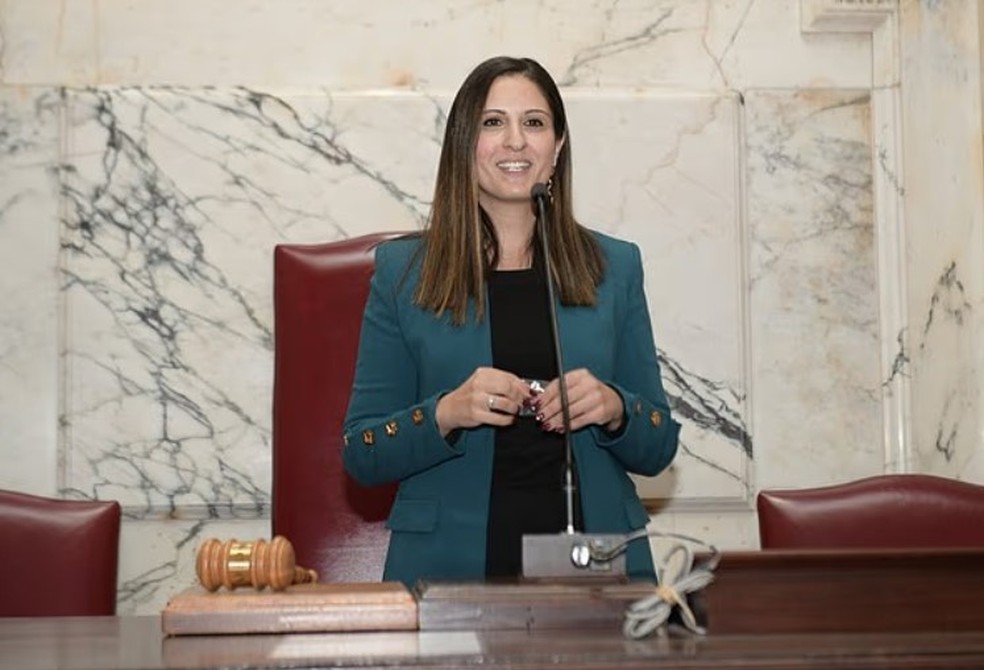 Senadora Dalya Attar foi presa e indiciada após filmar rivais na cama para silenciar críticas a ela — Foto: Reprodução