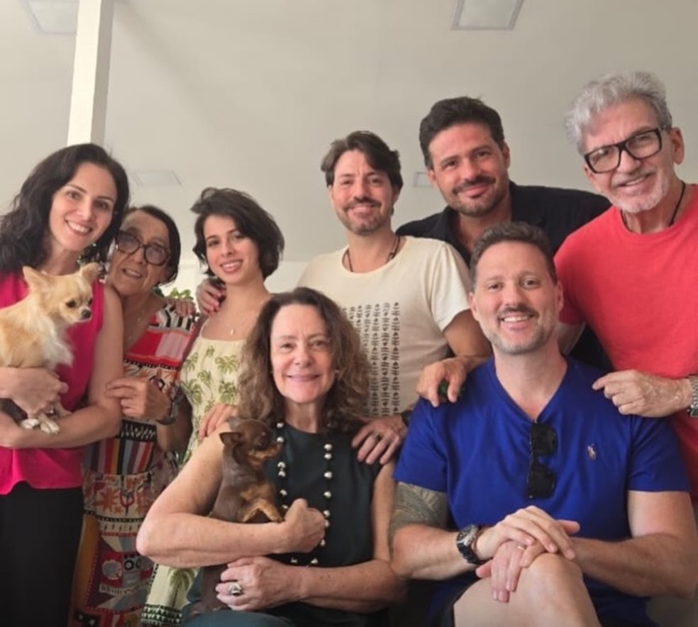Elizabeth Savalla reúne filhos, noras e ex-marido, galã dos anos 80, em comemoração de Natal — Foto: Reprodução/Instagram