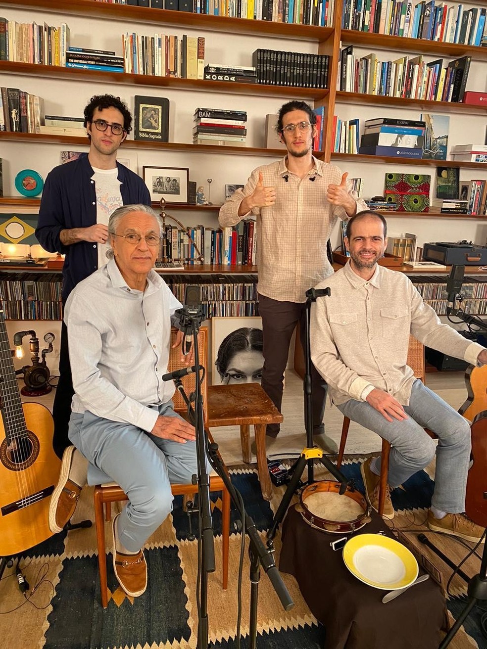 Caetano Veloso com os filhos Zeca, Tom e Moreno — Foto: divulgação