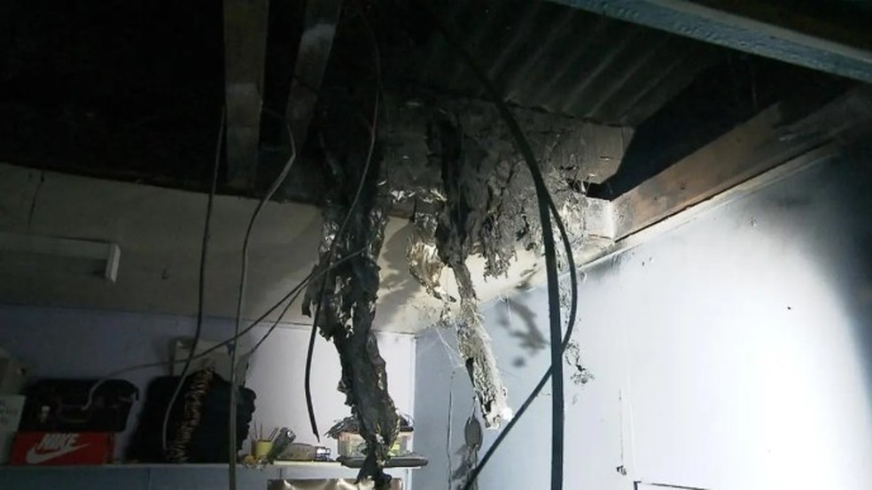 Raio rompeu telhado de casa na Austr&aacute;lia e atingiu adolescente deitada no seu quarto &mdash; Foto: Reprodu&ccedil;&atilde;o