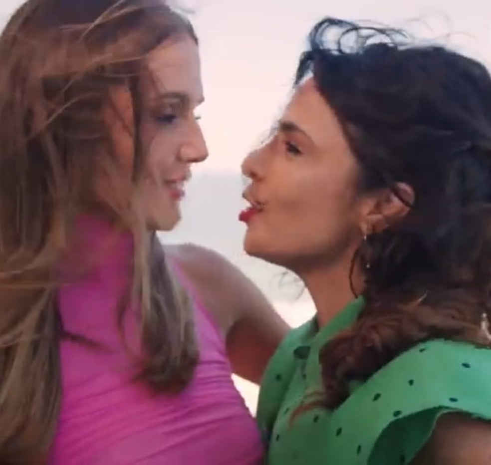 Deborah Secco e Maria Ribeiro quase se beijam em entrevista — Foto: reprodução/ youtube
