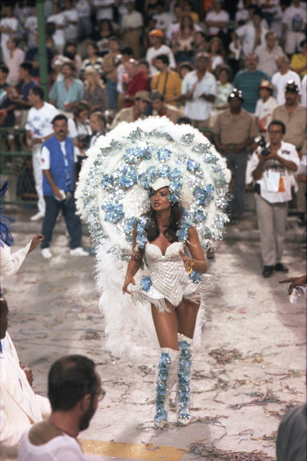 Luiza Brunet como rainha da bateria da Portela em 1993 — Foto: Julio Cesar Guimarães