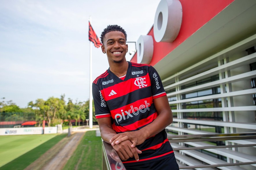 Atacante Carlinhos realiza sonho de infância ao ser contratado pelo Flamengo.