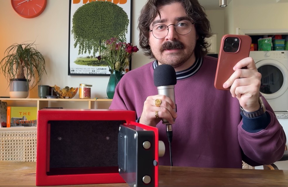 O youtuber Eddy Burback trancou o telefone num cofre e viveu sem ele por um mês — Foto: Reprodução/Youtube