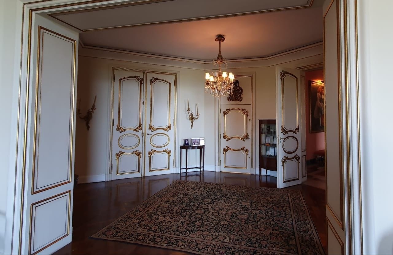 Um dos cinco quartos do apartamento de decoração clássica. Quase todos os cômodos têm lustre e detalhes dourados  — Foto: Reprodução