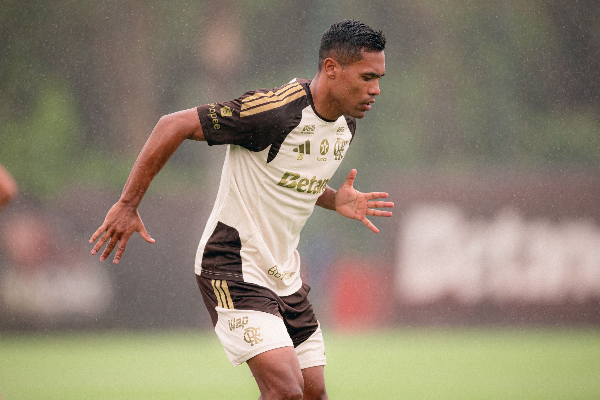Opção única na lateral esquerda do Flamengo, Alex Sandro precisará encontrar sequência após data Fifa