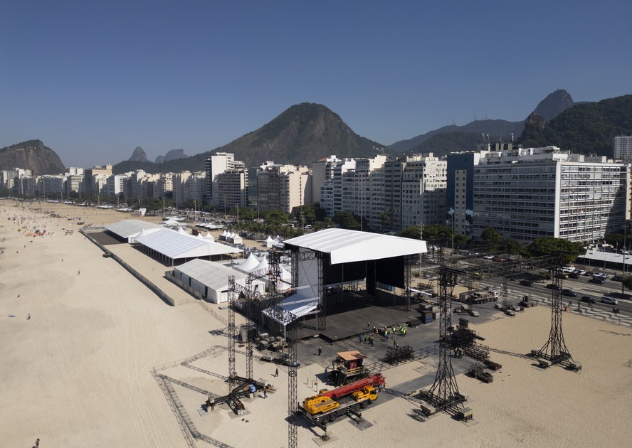 Preparativos para o show da Madonna, que será no dia 4 de maio. Na foto, montagem do palco em frente ao Copacabana Palace