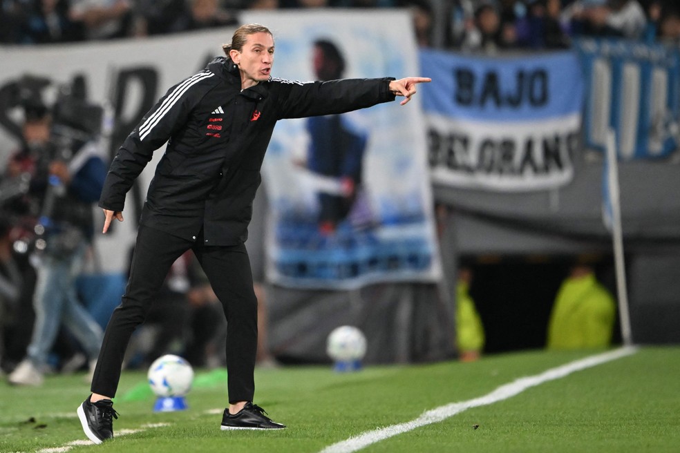 Filipe Luís, técnico do Flamengo, em jogo contra o Racing — Foto: Luis ROBAYO / AFP