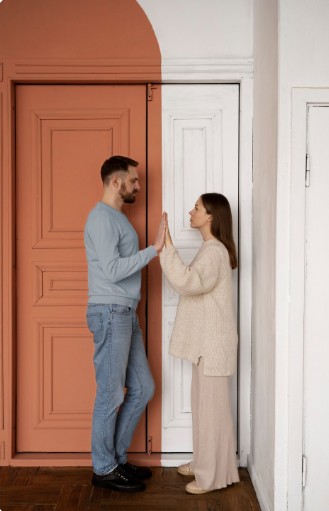 A culpa é da porta, até nos perrengues do relacionamento