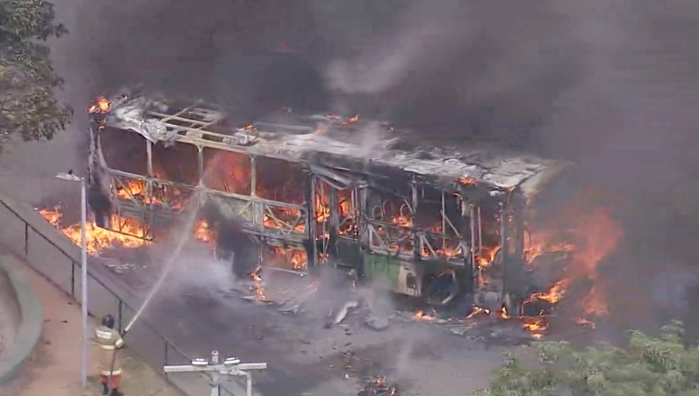 Ônibus é incendiado em Cordovil — Foto: Reprodução TV Globo