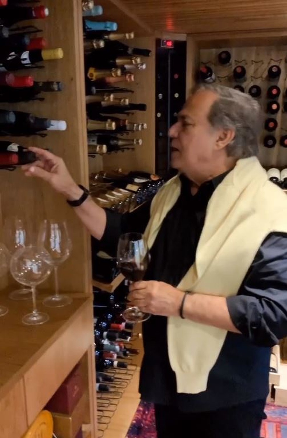 Ronnie Von tem adega para 4 mil vinhos — Foto: rep/ instagram