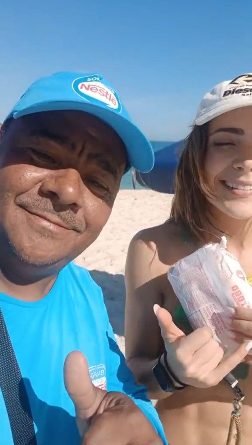 Jade Picon comprando biscoito com vendedor ambulante em praia no Rio &mdash; Foto: Reprodu&ccedil;&atilde;o/X