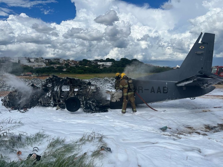 Avião da PF cai no aeroporto de BH e deixa dois agentes mortos; vídeo