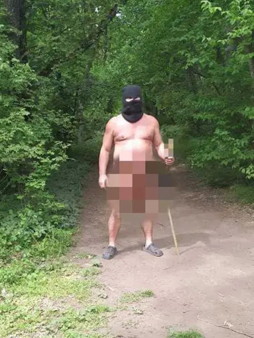 Homem nu tem assustado turistas na Eslováquia — Foto: Reprodução / Noviny