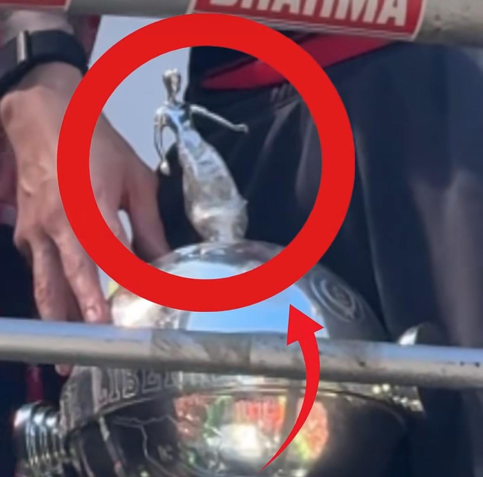 Parte de cima da taça da Libertadores com fita adesiva — Foto: Reprodução/Cazé TV