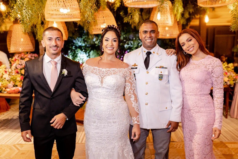 Felipe Terra em seu casamento com Raphaella com os irmãos Anitta e Renan — Foto: reprodução/ instagram