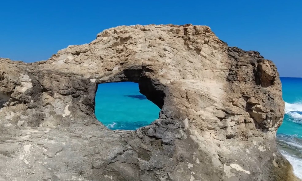 Olho de Matruh é um dos pontos turísticos da cidade na costa mediterrânea do Egito — Foto: Reprodução/Gabriel Traveler