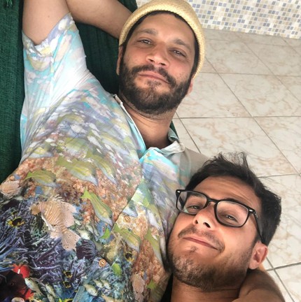 Armando Babaioff se declara no aniversário do namorado: 'Te amo'
