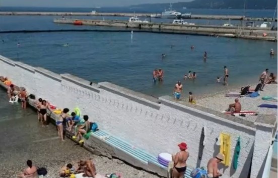 Mulher 'invade' área reservada a homens em praia separada por muro e provoca confusão