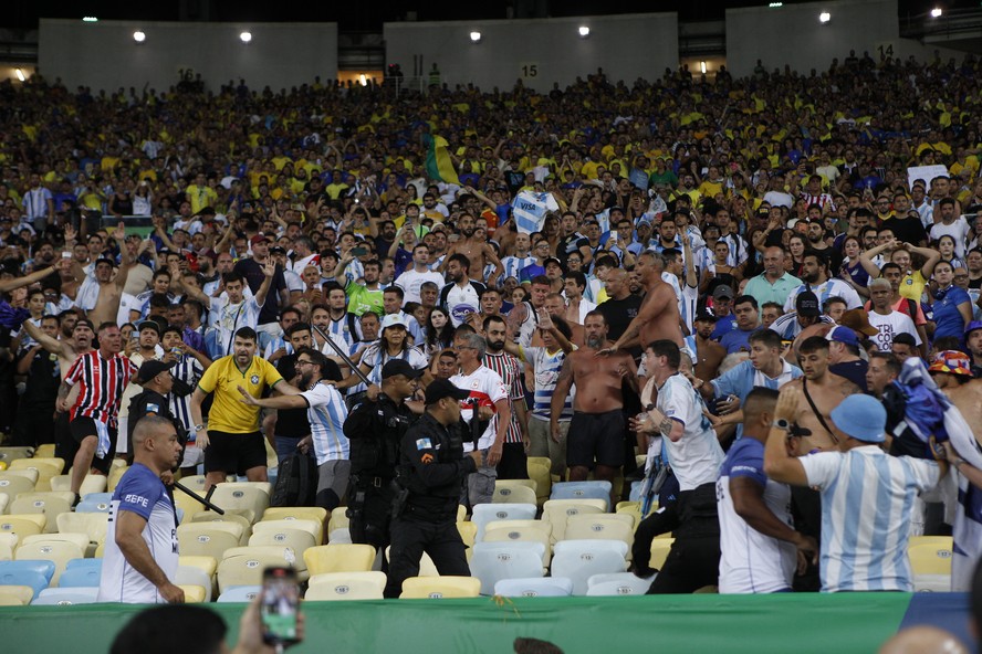 URGENTE! Jogo do Brasil contra Argentina tem briga generalizada na  arquibancada do Maracanã