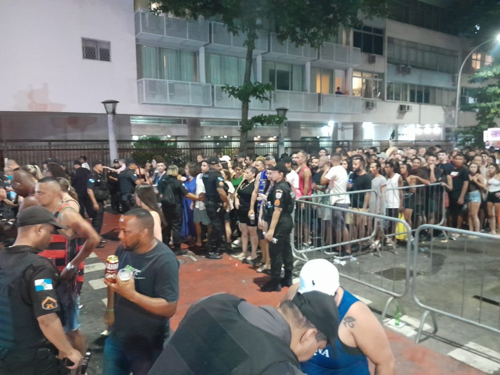 Multid&atilde;o em um dos acessos &agrave; orla de Copacabana &mdash; Foto: J&eacute;ssica Marques/Ag&ecirc;ncia O Globo