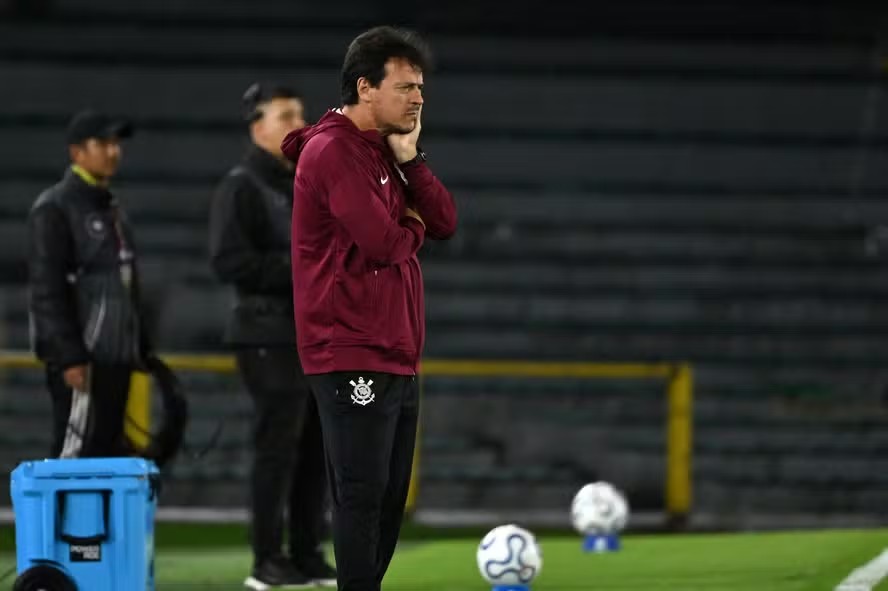 Corinthians anuncia a demissão do técnico Fernando Diniz